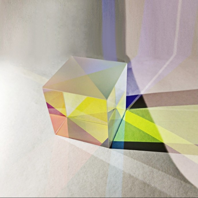 什么是合色棱鏡？它對投影儀有哪些作用？