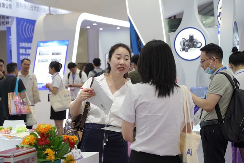 激埃特工作人員與現(xiàn)場參觀者探討產品圖2