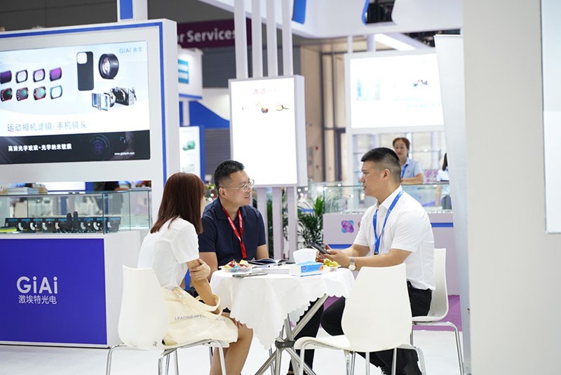 激埃特工作人員與現(xiàn)場參觀者探討產品圖1