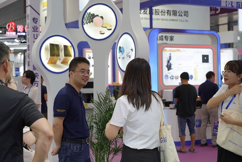 激埃特工作人員與現(xiàn)場參觀者探討產品圖3