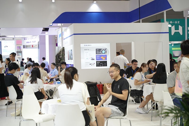 激埃特工作人員與現(xiàn)場參觀者探討產品圖4