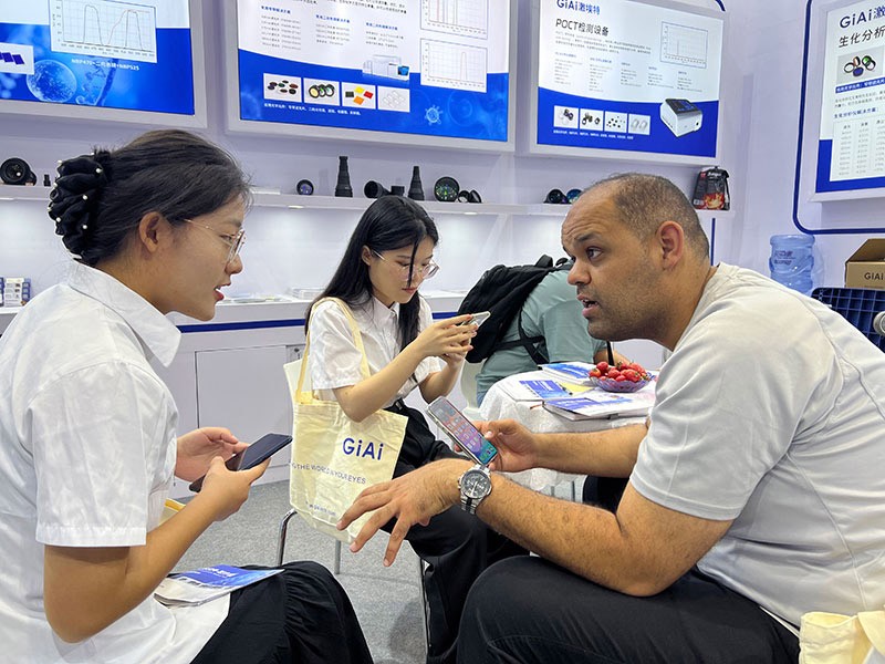 激埃特工作人員與客戶現場交流互動2