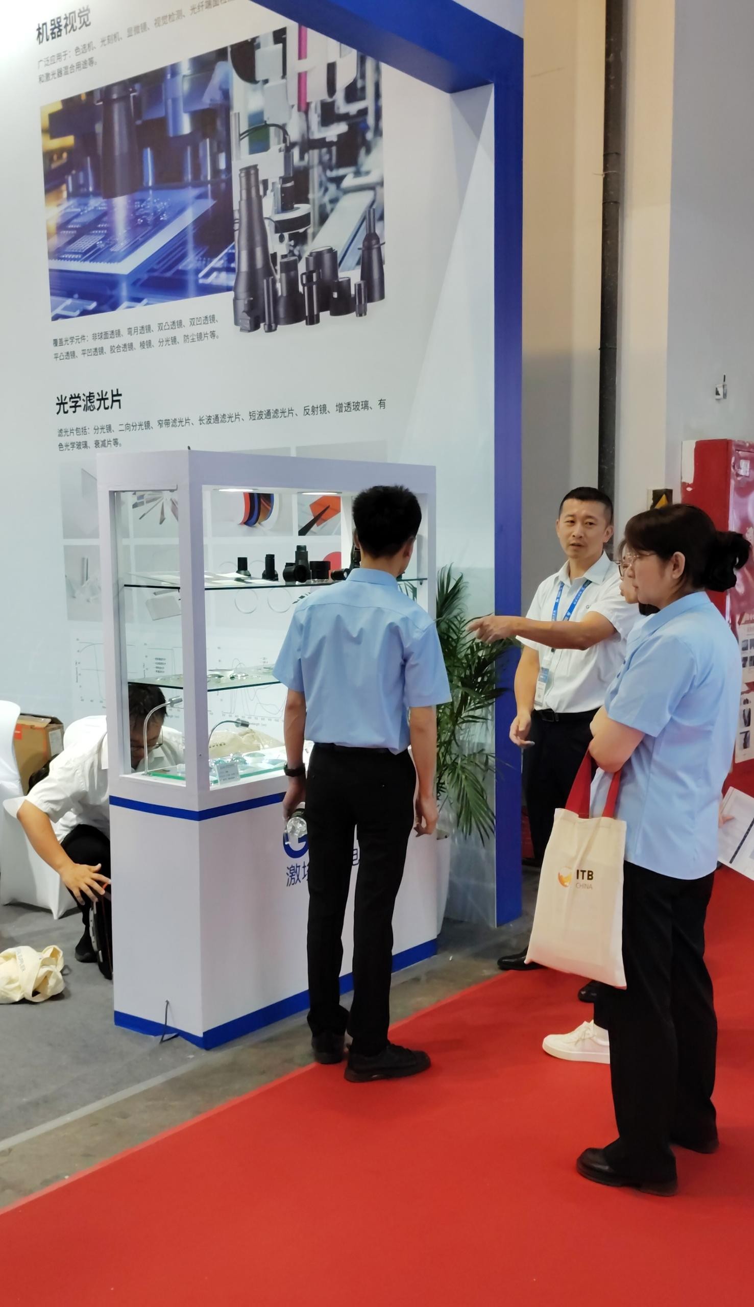 激埃特工作人員為現場參演者講解